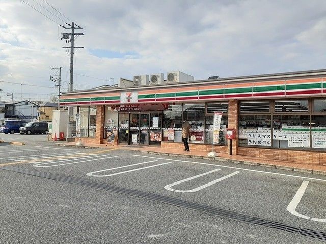 近くのコンビニまで70m（徒歩1分）