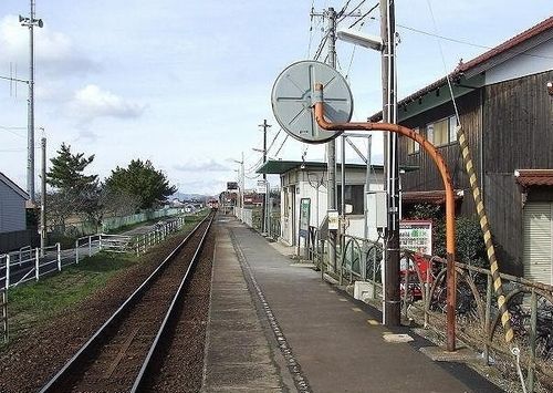 近くの駅まで1,700m（徒歩22分）