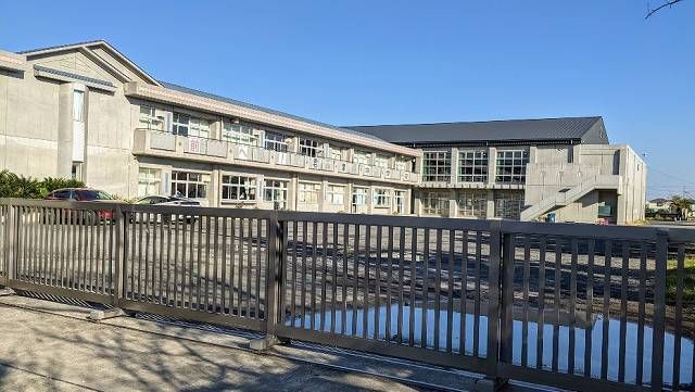 近くの君津市立君津中学校まで350m（徒歩5分）
