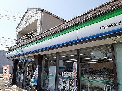 近くのコンビニまで190m（徒歩3分）