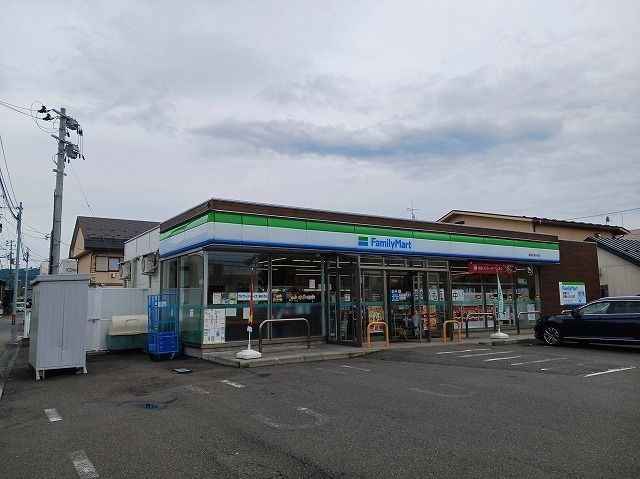 近くのファミリーマート盛岡那須川町店まで210m（徒歩3分）