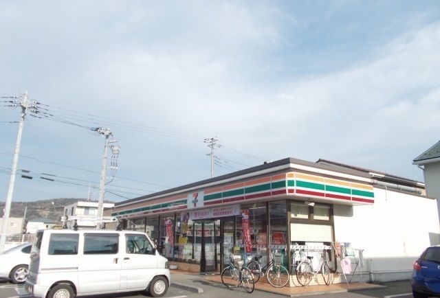 近くのコンビニまで600m（徒歩8分）
