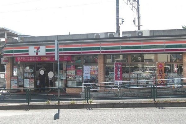 近くのセブンイレブンまで290m（徒歩4分）