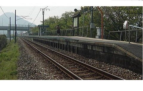 近くのJR常山駅まで800m（徒歩10分）