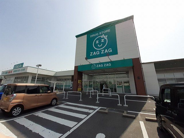 近くのドラッグストアまで450m（徒歩6分）
