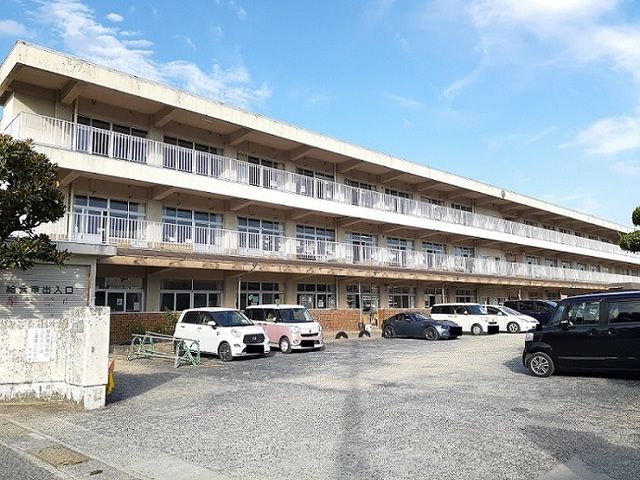 近くの西江原小学校まで850m(徒歩11分)