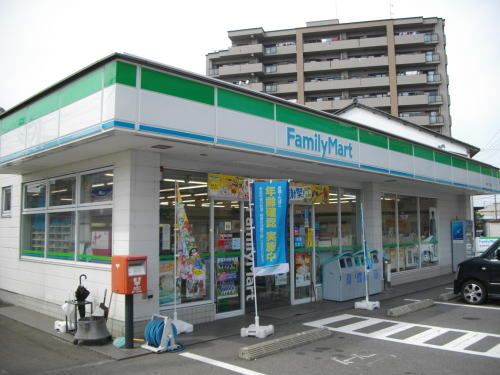 近くのコンビニまで130m（徒歩2分）