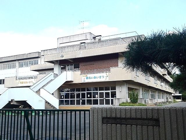 近くの小山市立小山中学校まで700m（徒歩9分）