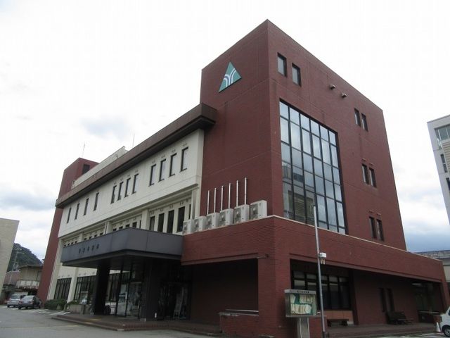 近くの養父市役所まで3,400m（徒歩43分）