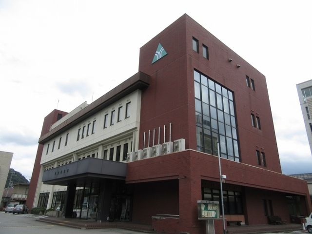 近くの養父市役所まで3,400m（徒歩43分）