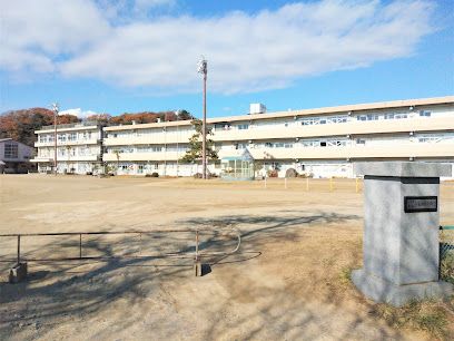 近くの小名浜西小学校まで793m（徒歩10分）