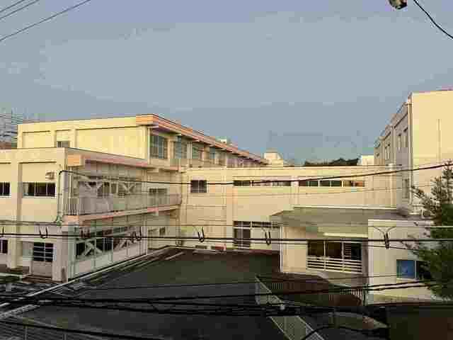 近くの袋井南小学校まで1,100m(徒歩14分)