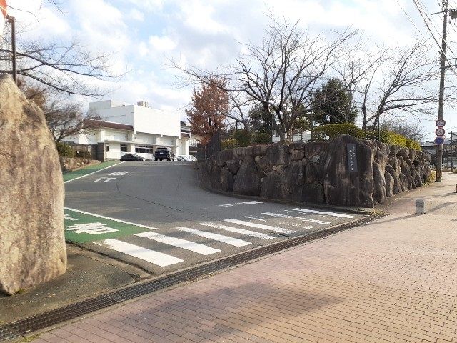 近くの新宮東小学校まで300m（徒歩4分）