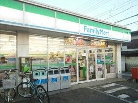 近くのファミリーマートまで750m（徒歩10分）