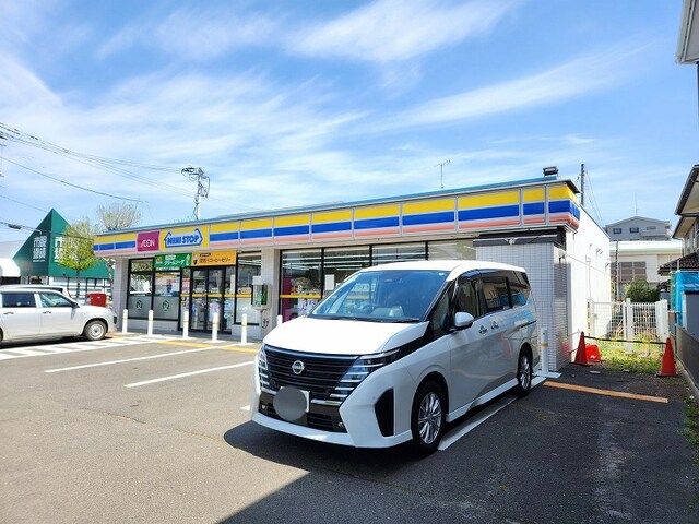近くのコンビニまで18m（徒歩1分）