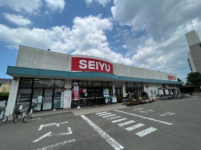近くの西友南仙台店まで400m（徒歩5分）