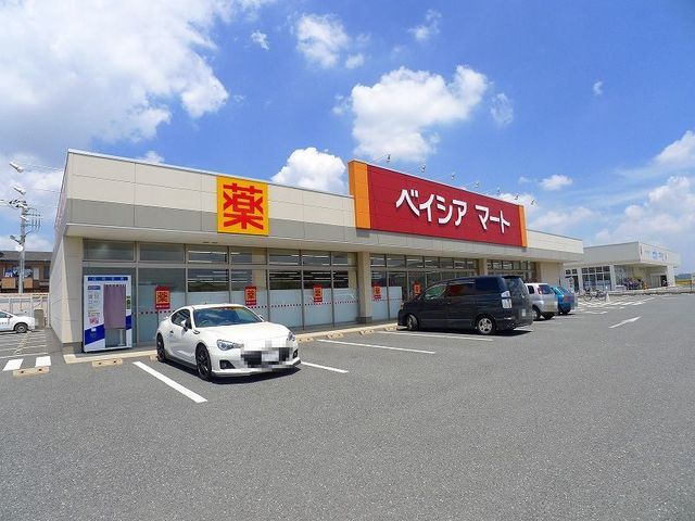 近くのベイシアマート太田富沢店まで1,100m（徒歩14分）