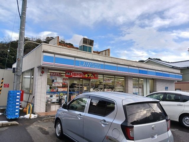近くのコンビニまで270m（徒歩4分）