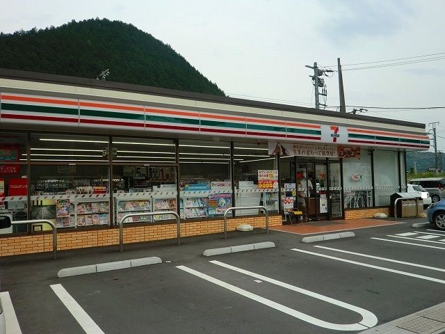 近くのセブンイレブン周南戸田駅前店まで1,300m（徒歩17分）