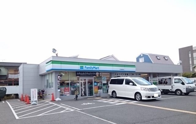 近くのファミリーマート伊丹警察前店まで480m（徒歩6分）