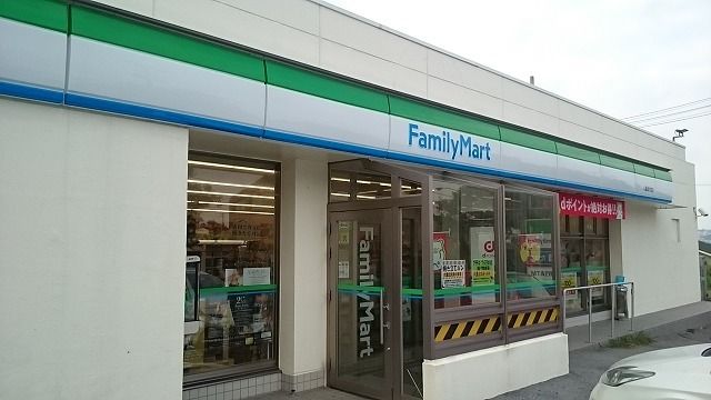 近くのファミリーマート八重瀬外間店まで650m（徒歩9分）