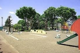 近くの岡部中央公園まで1,600m（徒歩20分）