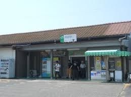 近くの岡部駅まで600m（徒歩8分）