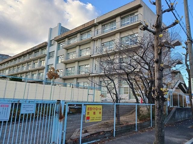 近くの長尾南小学校まで500m（徒歩7分）