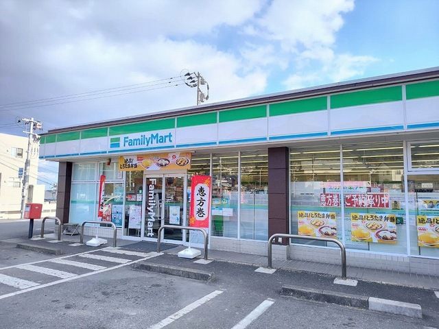 近くのファミリーマート 日出豊岡店まで400m（徒歩5分）