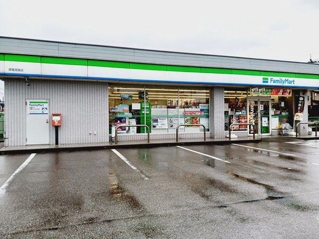 近くのファミリーマート津幡潟端店まで829m（徒歩11分）