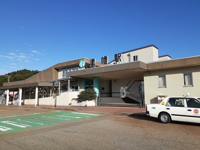 近くの津幡駅まで2,000m（徒歩25分）