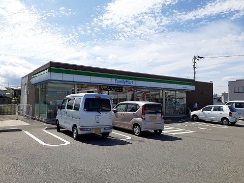 近くのファミリーマート小松島大林町店まで550m(徒歩7分)