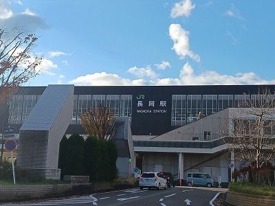 近くの長岡駅東口まで650m（徒歩9分）
