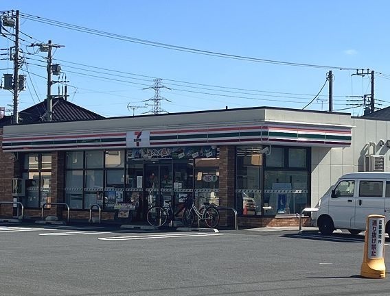 近くのセブンイレブンまで10m（徒歩1分）