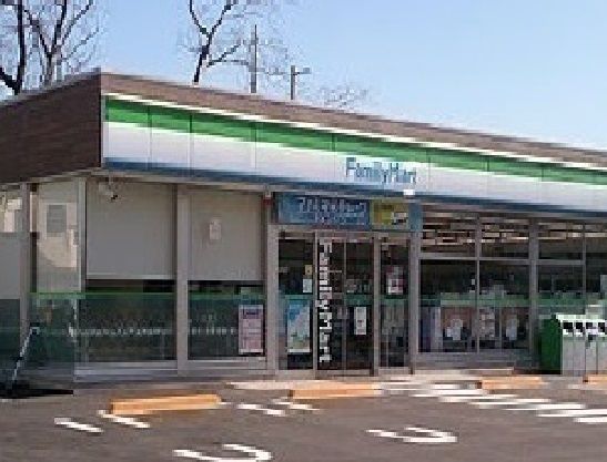 近くのファミリーマートまで500m（徒歩7分）