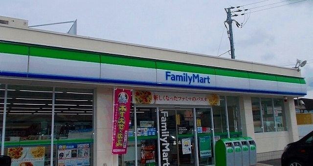 近くのファミリーマートまで750m（徒歩10分）