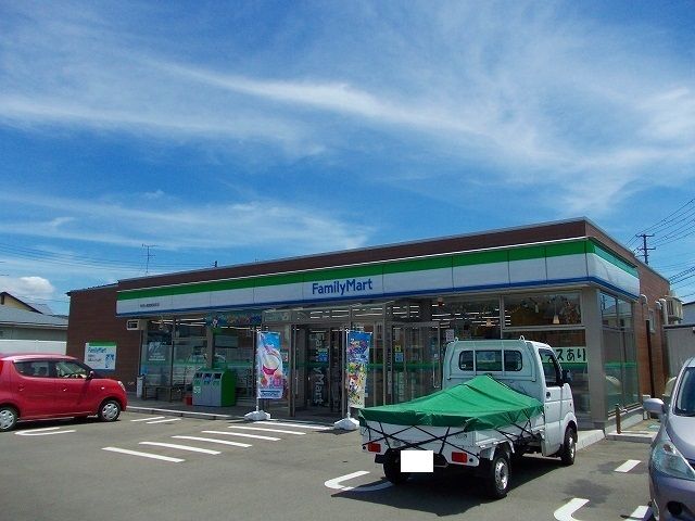 近くのファミリーマート土崎港相染町店まで800m（徒歩10分）