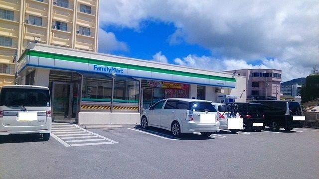近くのファミマ名護市役所前店まで260m（徒歩4分）