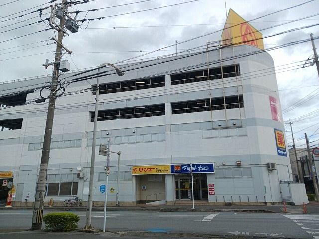 近くのサンエー東江ショッピングタウンまで1,100m（徒歩14分）