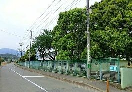 近くの愛甲小学校まで900m（徒歩12分）