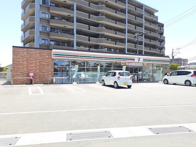 近くのセブンイレブン前原北新地町店まで450m（徒歩6分）