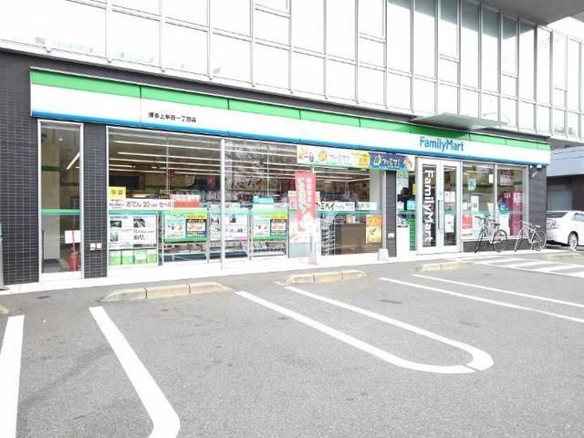 近くのファミリーマートまで650m(徒歩9分)