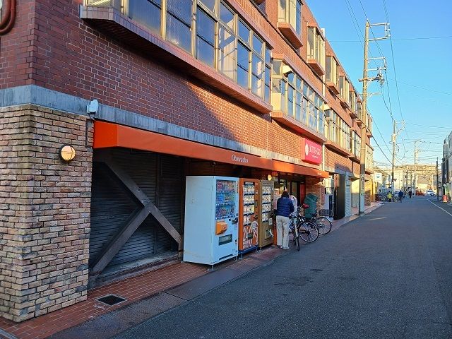 近くのスーパーまで450m（徒歩6分）