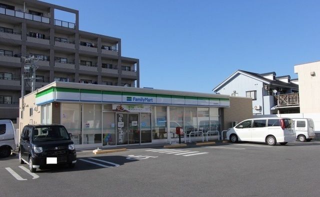 近くのファミリーマート日進浅田町店まで55m（徒歩1分）