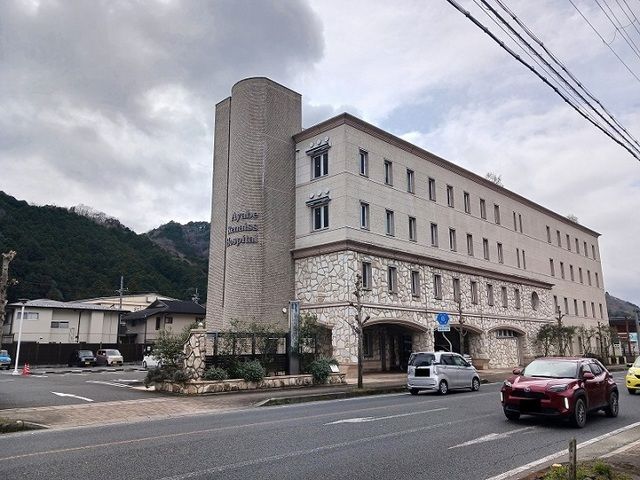 近くの綾部ルネス病院まで1,400m(徒歩18分)