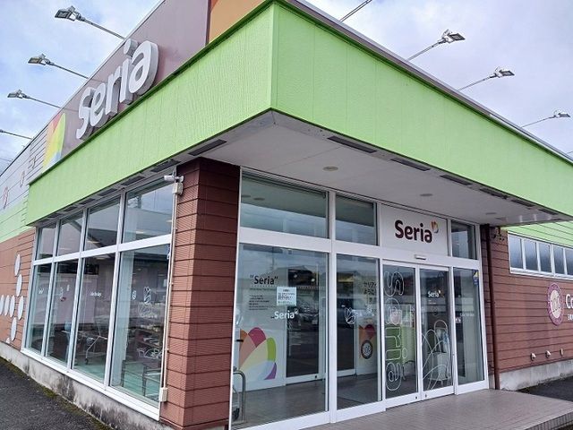 近くのセリア綾部岡町店まで800m(徒歩10分)