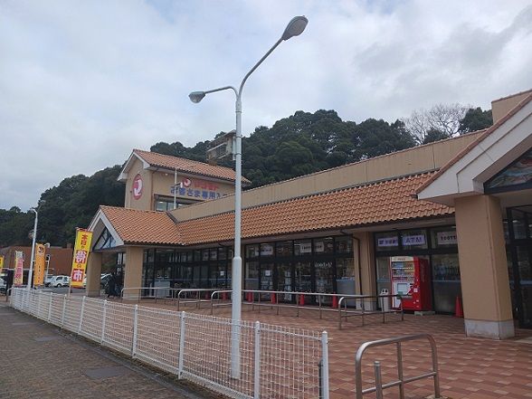近くのスーパーマツモト綾部店まで800m(徒歩10分)