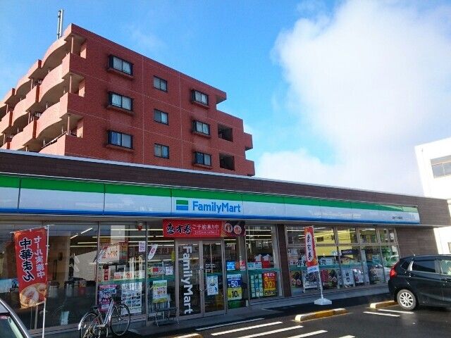 近くのコンビニまで750m（徒歩10分）