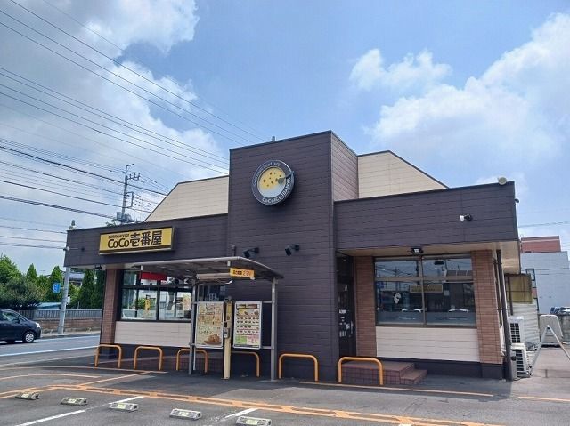 近くの飲食店まで700m（徒歩9分）