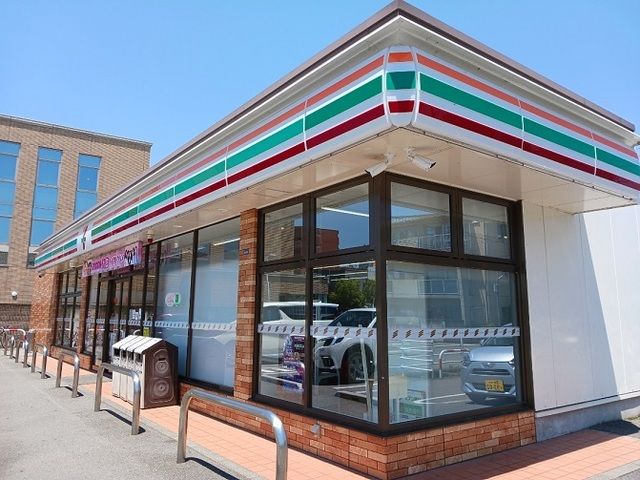 近くのコンビニまで300m（徒歩4分）